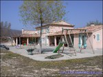A vendre par TAIC Immobilier A vendre Secteur Avignon : Domaine équestre sur 15Ha permettant l'exploitation en écurie de propriétaires, poneys club, haras, commerce de chevaux. Superbes installations ! Manège, 4 Carrières , maison de maître etc