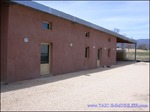 A vendre par TAIC Immobilier A vendre Secteur Avignon : Domaine équestre sur 15Ha permettant l'exploitation en écurie de propriétaires, poneys club, haras, commerce de chevaux. Superbes installations ! Manège, 4 Carrières , maison de maître etc