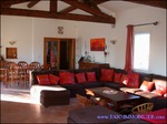 A vendre par TAIC Immobilier A vendre Secteur Avignon : Domaine équestre sur 15Ha permettant l'exploitation en écurie de propriétaires, poneys club, haras, commerce de chevaux. Superbes installations ! Manège, 4 Carrières , maison de maître etc