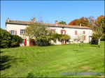 A vendre par TAIC-Immobilier Entre Castres et Réalmont Superbe corps de ferme de 350m2 avec sa maison de gardien et dépendances sur 19 hectares .Granges, Auvents, Puits,Calme