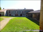A vendre par TAIC-Immobilier Entre Castres et Réalmont Superbe corps de ferme de 350m2 avec sa maison de gardien et dépendances sur 19 hectares .Granges, Auvents, Puits,Calme